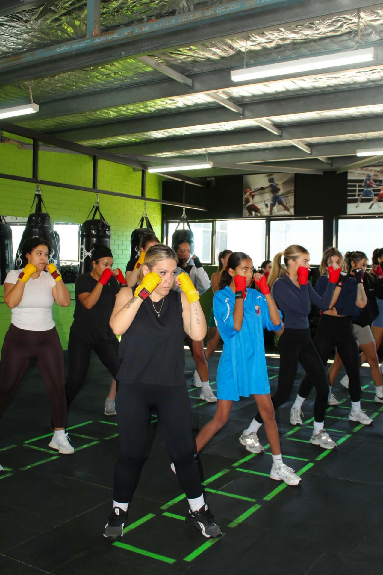 Cubox female class in guard stance